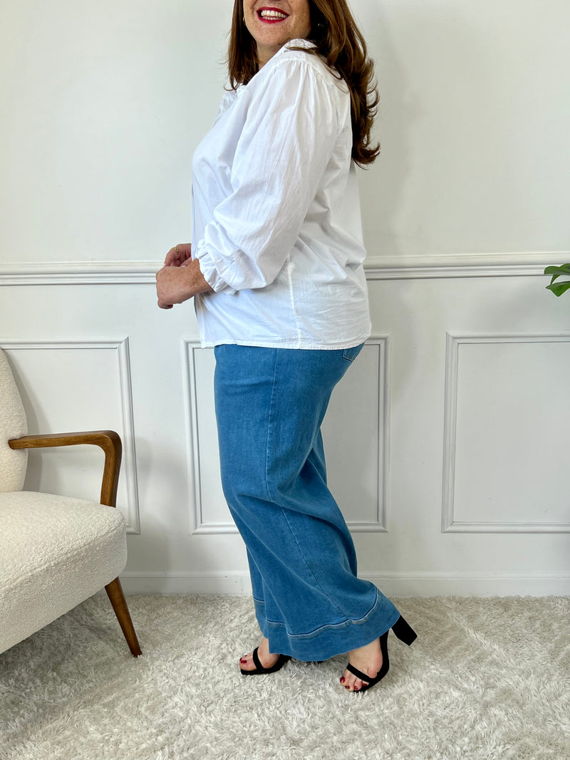 Apportez une touche d'élégance à votre garde-robe avec notre chemise écrue grande taille pour femme. Avec son col claudine en broderie, elle est parfaite pour toutes les occasions.&nbsp;