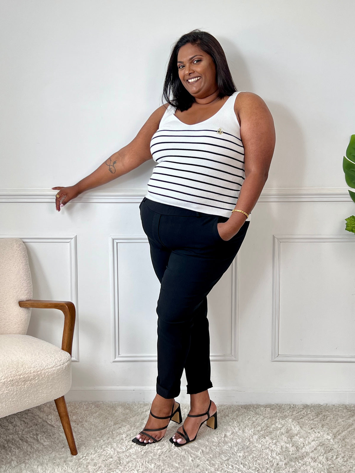 Top côtelé à rayures noires grande taille pour femme – Ce top à bretelles non réglables présente un col V à l’avant et à l’arrière, avec un dos légèrement plus long pour plus de confort. Rayé noir sur fond écru, il est orné d’un détail marinière doré sur le devant. Coupe côtelée agréable à porter