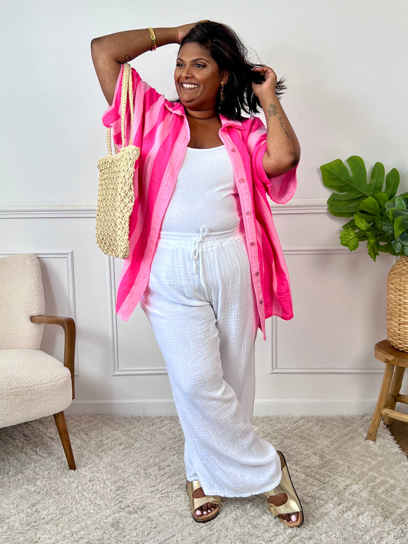 Découvrez la chemise Rosita, une pièce ample en gaze de coton légère et confortable. Son col classique et ses boutons sur toute la longueur facilitent l’enfilage, tandis que ses rayures délicates apportent une touche d’élégance décontractée. Sa coupe longue offre une silhouette fluide et flatteuse, idéale pour un style à la fois chic et décontracté.
