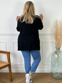 Découvrez notre gilet noir Delilah, fait en Italie ! Avec sa coupe ample et confortable, vous apprécierez la sensation de liberté qu'il vous procure. Ses 2 poches latérales pratiques en font un indispensable pour les femmes modernes. Craquez pour la qualité et le style de notre gilet Made in Italie !