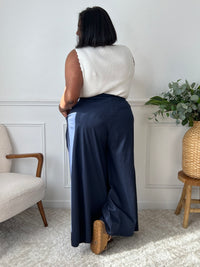 Chic et ultra confortable, ce pantalon très ample bleu marine allie élégance fluide et aisance au quotidien. Son dos élastiqué s’ajuste en douceur à la taille pour un porté parfait, sans compromis sur le style.