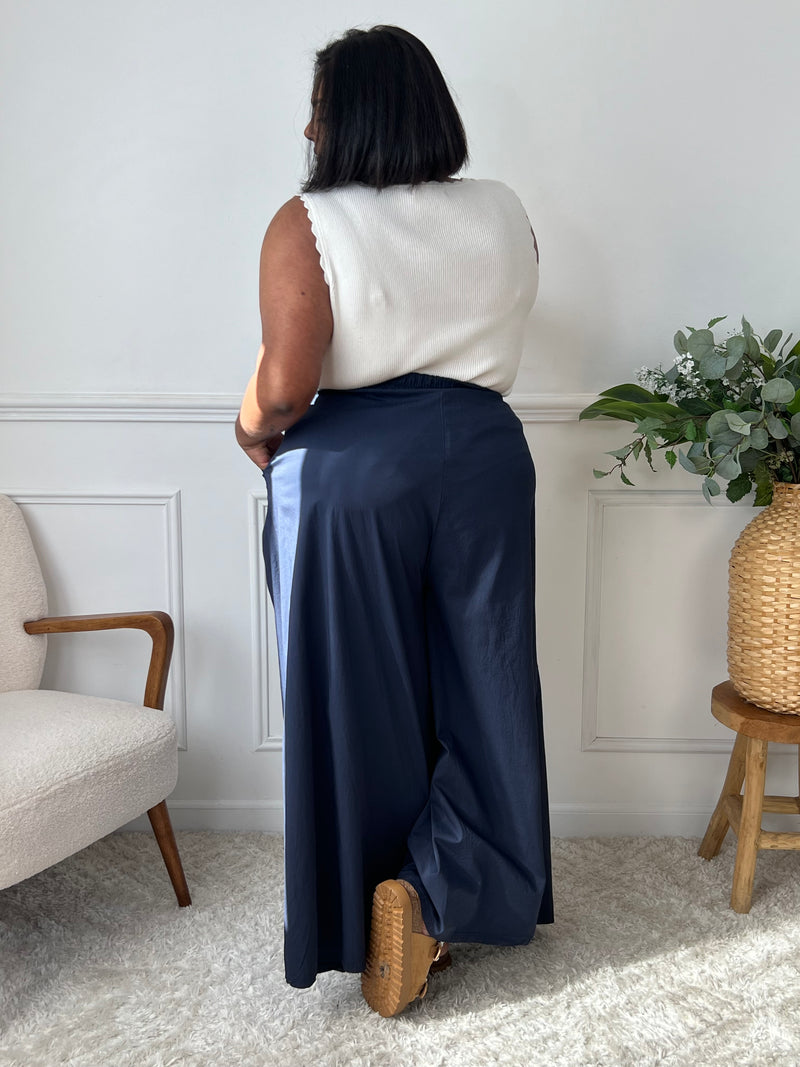 Chic et ultra confortable, ce pantalon très ample bleu marine allie élégance fluide et aisance au quotidien. Son dos élastiqué s’ajuste en douceur à la taille pour un porté parfait, sans compromis sur le style.
