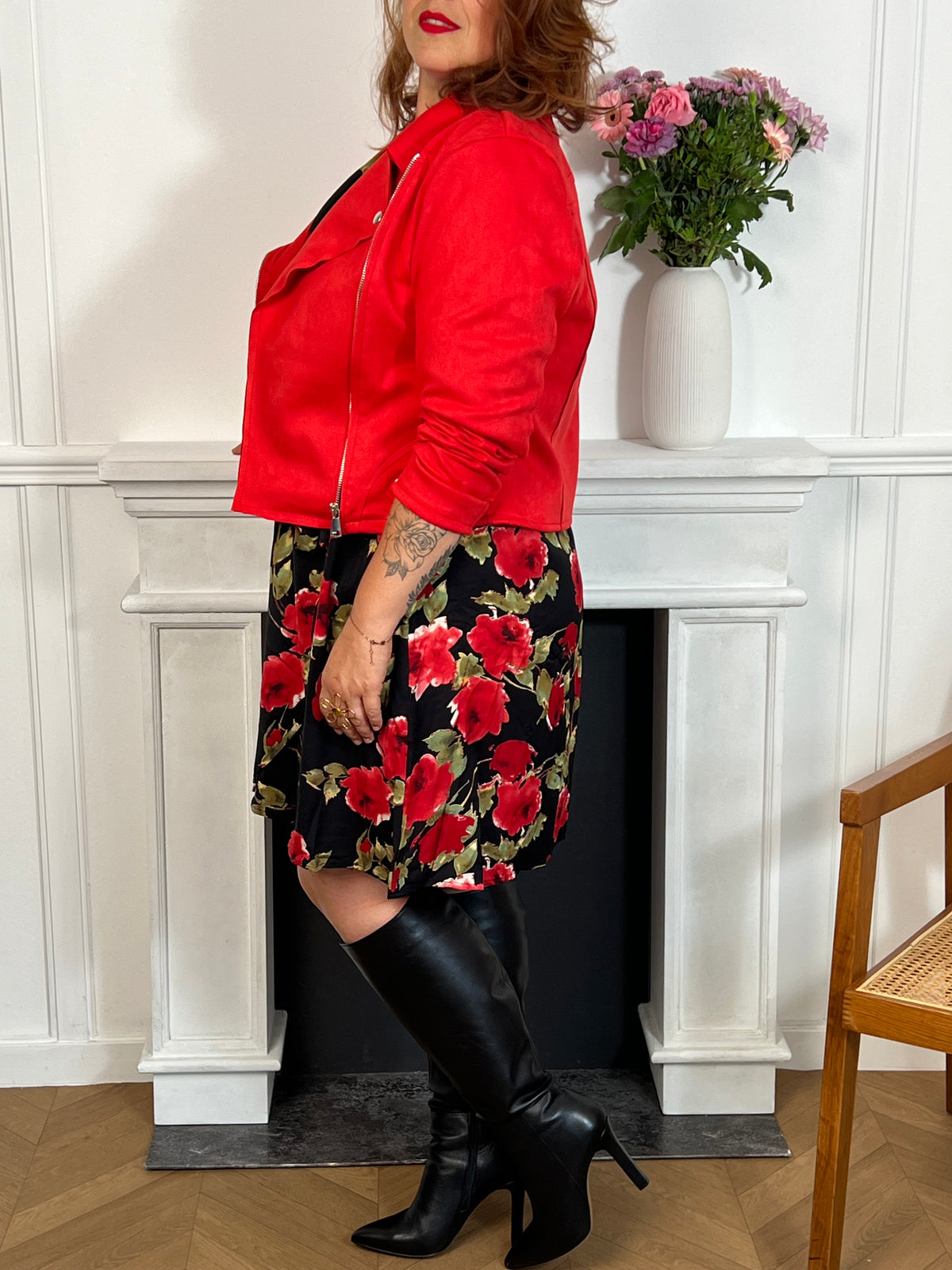 Ce perfecto rouge grande taille, modèle Calista, allie élégance et confort. Ses manches longues et son col revers apportent une touche classique, tandis que la fermeture éclair et les boutons argentés ajoutent un détail raffiné.