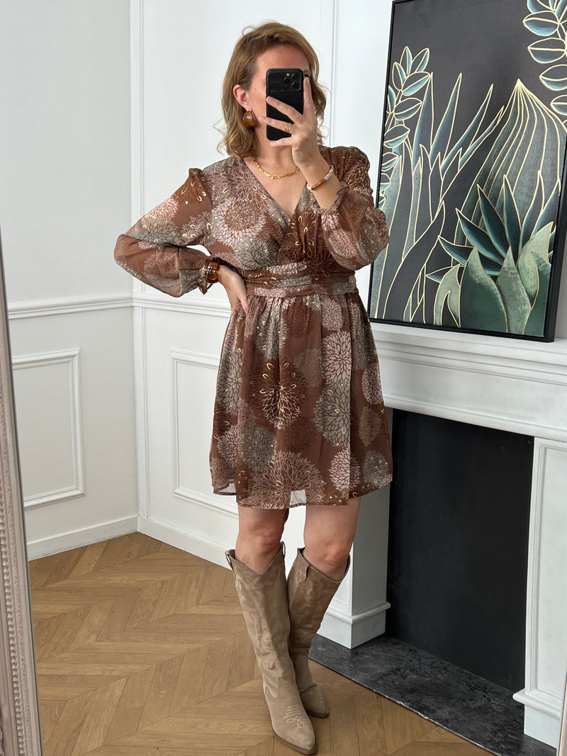 Robe courte à motifs avec manches longues et col en V. Élastiques au dos et aux poignets pour un confort optimal. Doublée sauf aux manches. Couleurs chaudes marron, doré et kaki pour un style élégant et facile à porter.