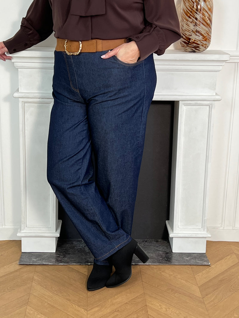 Le jean basique bleu incarne l'essence intemporelle du style décontracté. Avec sa coupe simple, il devient le compagnon fidèle et basique de toute garde-robe. Confortable, durable et toujours à la mode.