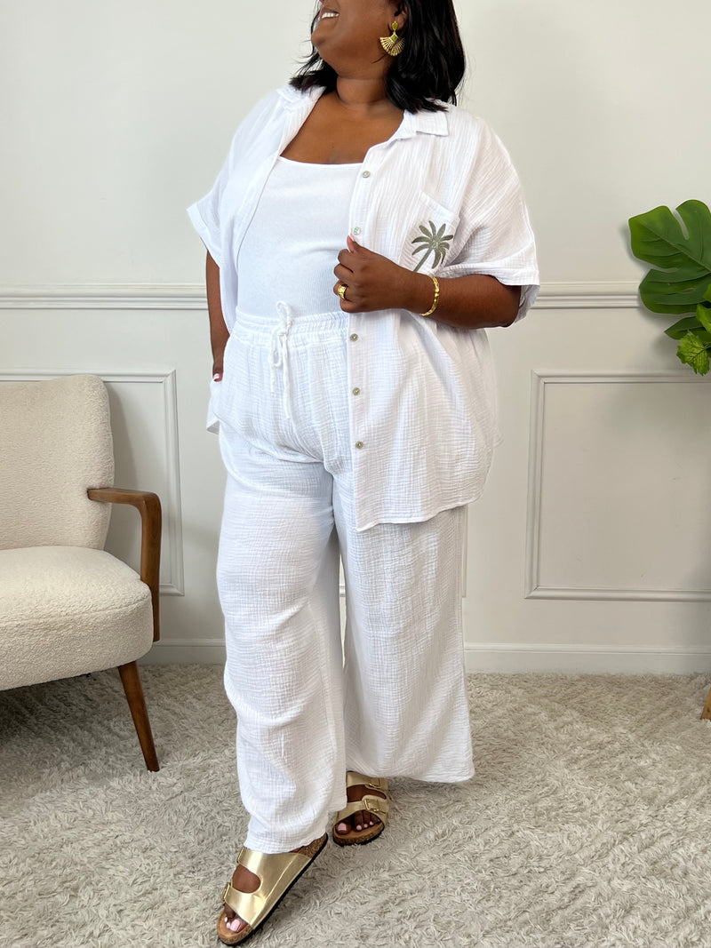 Chemise écrue en gaze de coton grande taille pour femme – Légère et confortable, cette chemise à manches courtes présente un col classique, une coupe ample et des boutons sur toute la longueur. Motif palmier kaki et poche plaquée sur le devant. En gaze de coton 100 % coton, idéale pour l’été. Couleur écrue