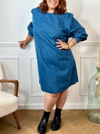 Robe en jean grande taille femme au style casual chic. Col rond et coupe droite moderne, idéale au quotidien comme en sortie. Détails raffinés : boutons dorés aux poignets et à l’épaule. Bleu intemporel, 100% coton pour allier confort et élégance.