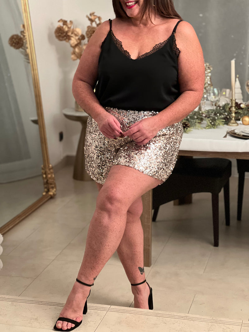 Découvrez le short Charlize, votre allié pour des looks festifs irrésistibles. Confectionné en beige avec des sequins scintillants, il apporte une touche glamour à chaque tenue. La taille élastique s'adapte parfaitement à votre silhouette pour un confort optimal.