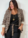 Blazer à motifs léopard grande taille pour femme, élégant et tendance. Manches longues avec épaulettes structurées, deux poches factices sur le devant. Doublé pour un tombé parfait. Couleurs modernes : noir, taupe, camel et beige