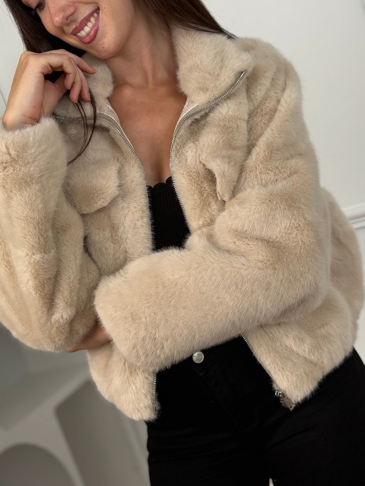 Adoptez la veste beige en fausse fourrure douce, idéale pour allier confort et élégance au quotidien. Ses manches longues, son col montant et sa fermeture éclair offrent chaleur et praticité. Les poches factices à l’avant et les poches latérales complètent ce modèle tendance dans une couleur beige intemporelle.