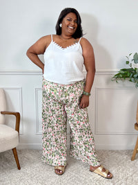 Pantalon Loresa au design élégant et confortable. Ses motifs fleuris sont tendances et il s'accompagne de plis raffinés qui apportent du mouvement à votre silhouette. La taille élastique avec lien de serrage réglable assure un confort optimal tout au long de la journée.