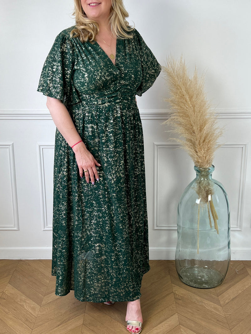 Découvrez la robe longue verte Curve : Lilwen. Cette robe élégante et intemporelle est ornée de détails dorés pour une touche de glamour. Cette robe vous fera briller.&nbsp;