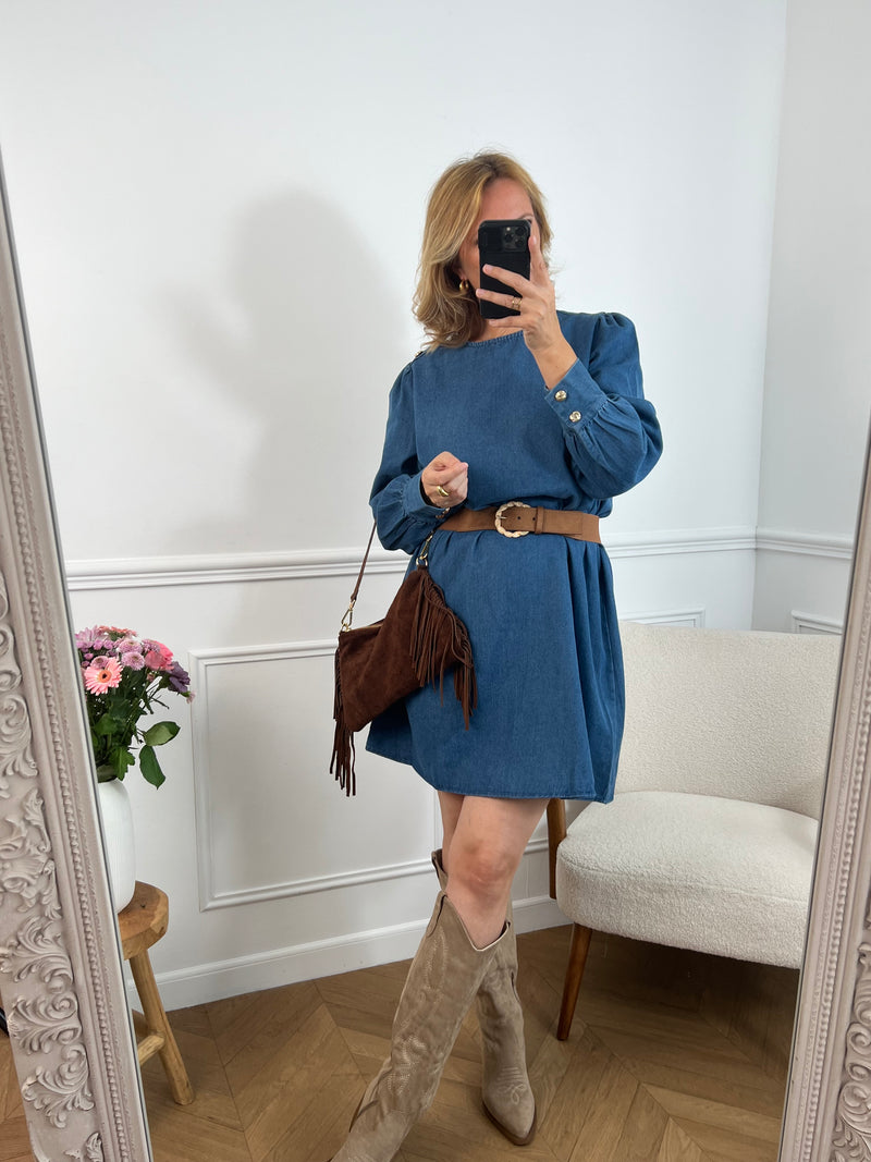 Robe en jean grande taille femme au style casual chic. Col rond et coupe droite moderne, idéale au quotidien comme en sortie. Détails raffinés : boutons dorés aux poignets et à l’épaule. Bleu intemporel, 100% coton pour allier confort et élégance.