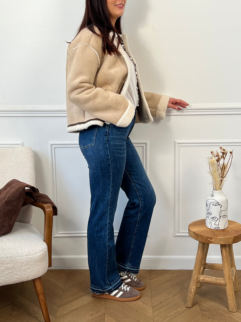 Ce jean bleu foncé pour femme Tall est un essentiel pour un look moderne et polyvalent. Conçu en taille haute, il assure un maintien parfait tout en allongeant la silhouette. Doté de deux poches à l’arrière et de deux poches latérales pratiques, ce jean offre un style fonctionnel sans compromis sur l’élégance. Les passants pour ceinture permettent de personnaliser la tenue selon vos envies, tandis que sa coupe droite apporte un tombé impeccable. 