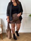 La jupe short Polia grande taille offre une coupe droite confortable avec un motif pied de poule élégant. Elle dispose de deux poches latérales pratiques, de trois boutons factices sur le côté, et d’un élastique à la taille pour un ajustement facile.