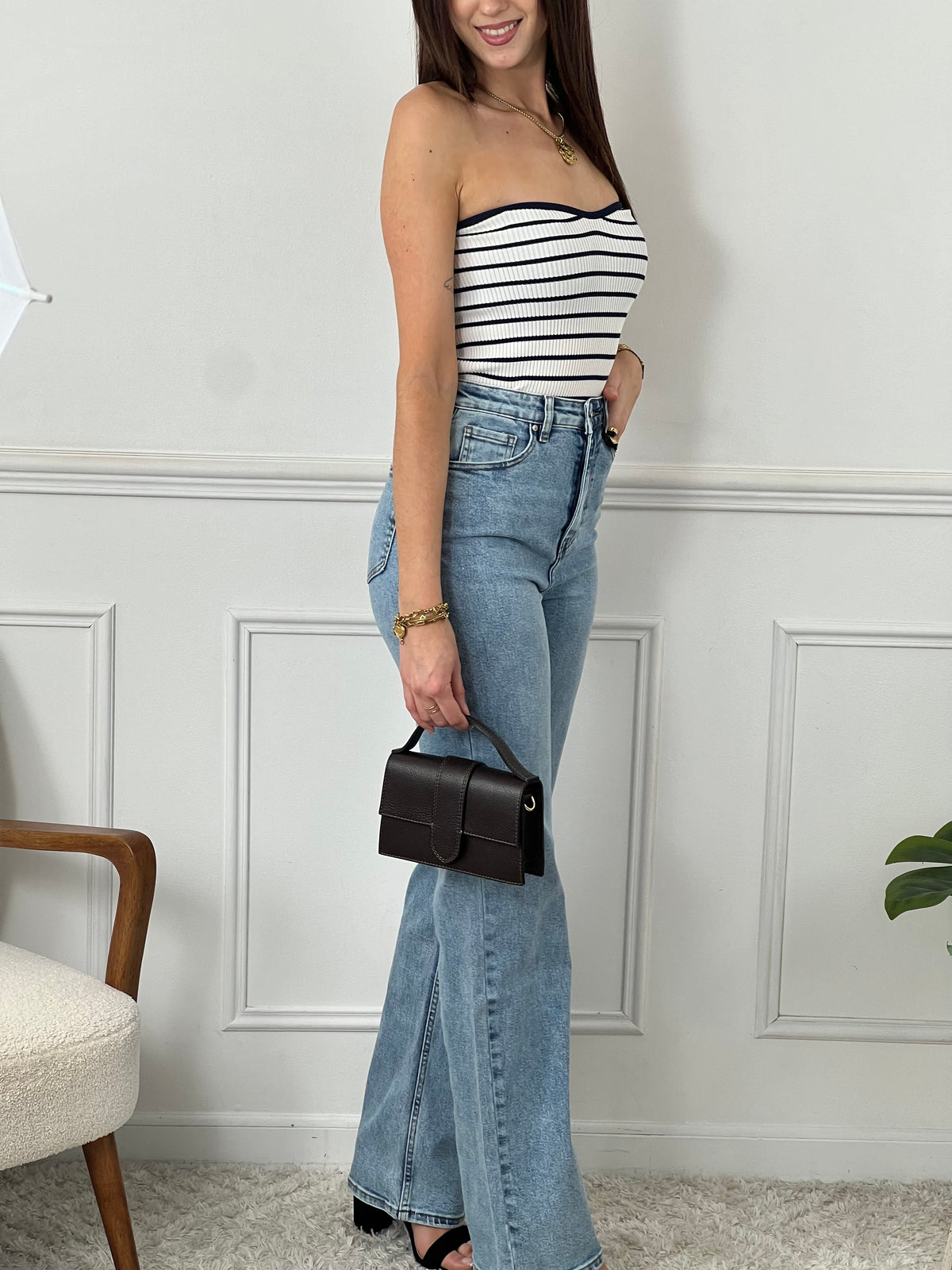 Découvrez le confort et l'élégance avec notre jean bleu pour femmes. Avec sa taille haute et sa coupe droite, il mettra en valeur votre silhouette. Pratique avec ses 2 poches latérales et 2 poches à l'arrière, il est aussi doté de passants pour ceinture. Son ourlet effiloché apporte une touche tendance.