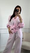 Affichez votre style unique avec la chemise Jolina rose en gaz de coton pour femme ! Avec des manches longues et un col chemise, cette chemise est à la fois chic et décontractée. Cette chemise vous offrira un confort inégalable.
