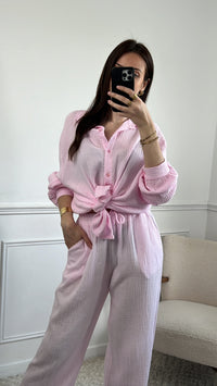 Affichez votre style unique avec la chemise Jolina rose en gaz de coton pour femme ! Avec des manches longues et un col chemise, cette chemise est à la fois chic et décontractée. Cette chemise vous offrira un confort inégalable.