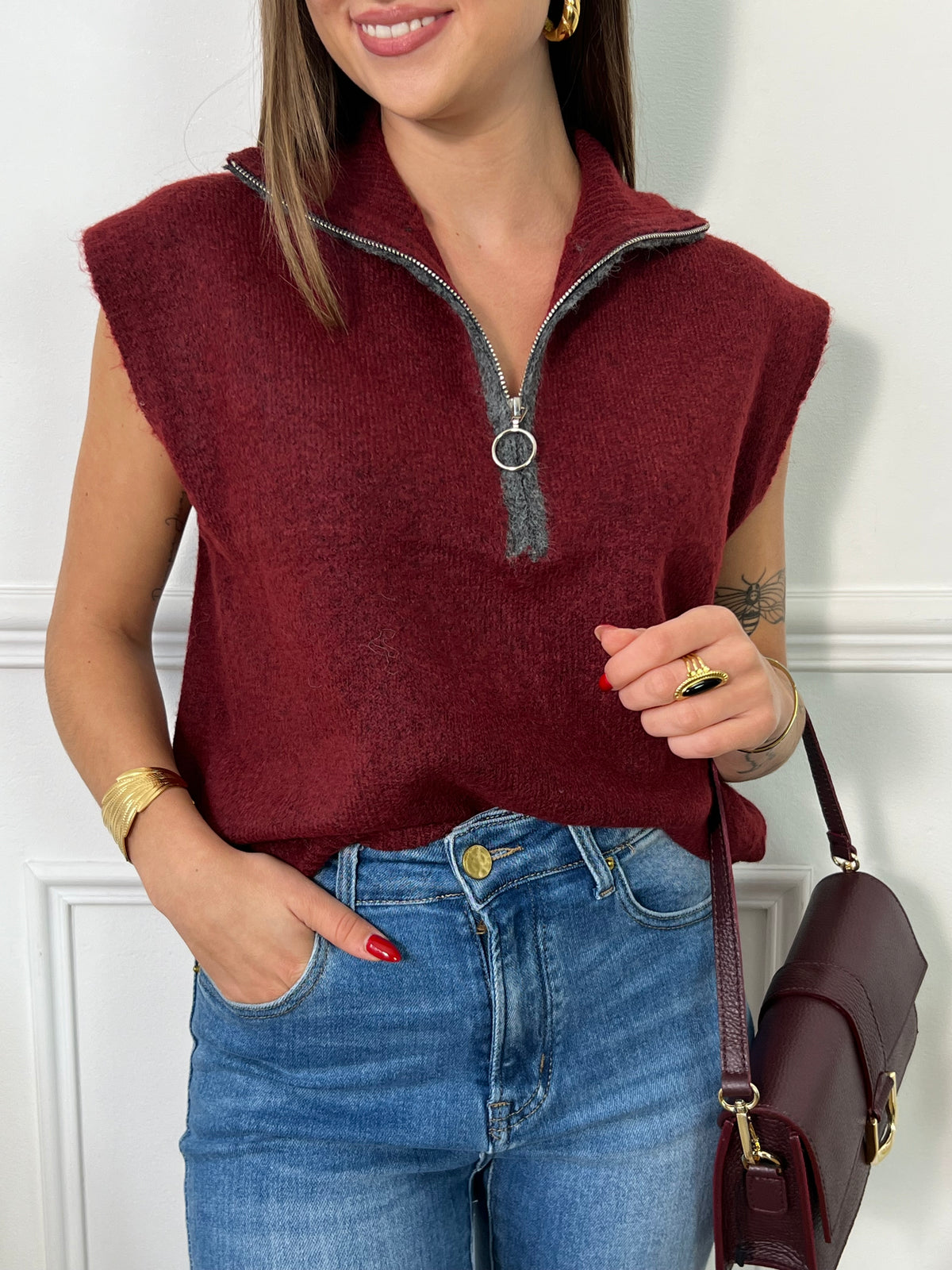 Ce pull sans manches rouge est un essentiel chic et moderne pour affronter la saison ! Doté d'un col roulé avec une fermeture éclair, il permet un style modulable et s’adapte facilement aux différentes températures. Sa coupe sans manches est idéale pour jouer les superpositions : portez-le sur une chemise ou un haut ajusté pour un look sophistiqué et confortable.