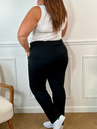 Ce jogging noir allie confort et élégance, avec son inscription dorée ‘Bichette’ qui apporte une touche chic et tendance à vos tenues décontractées.