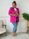 Ce blazer grande taille à la coupe élégante sublime la silhouette avec sa couleur rose fuchsia éclatante. Doté de manches longues, d’épaulettes structurantes et de deux poches factices sur le devant, il apporte une touche chic à toutes vos tenues. Entièrement doublé, il assure confort et maintien tout au long de la journée.