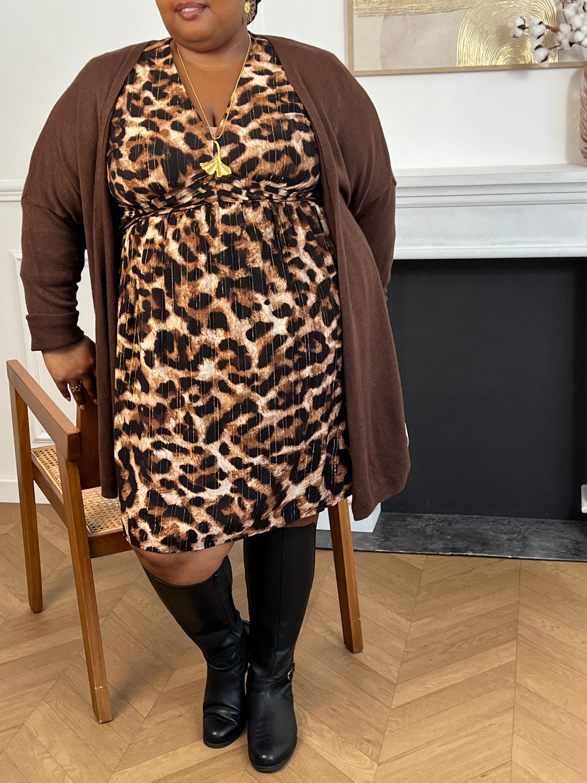 La robe courte Line, conçue pour les grandes tailles, combine un motif léopard dynamique avec un design confortable. Sa taille élastique au dos assure un maintien adapté, tandis que les manches longues avec volants aux poignets apportent une touche élégante et féminine.