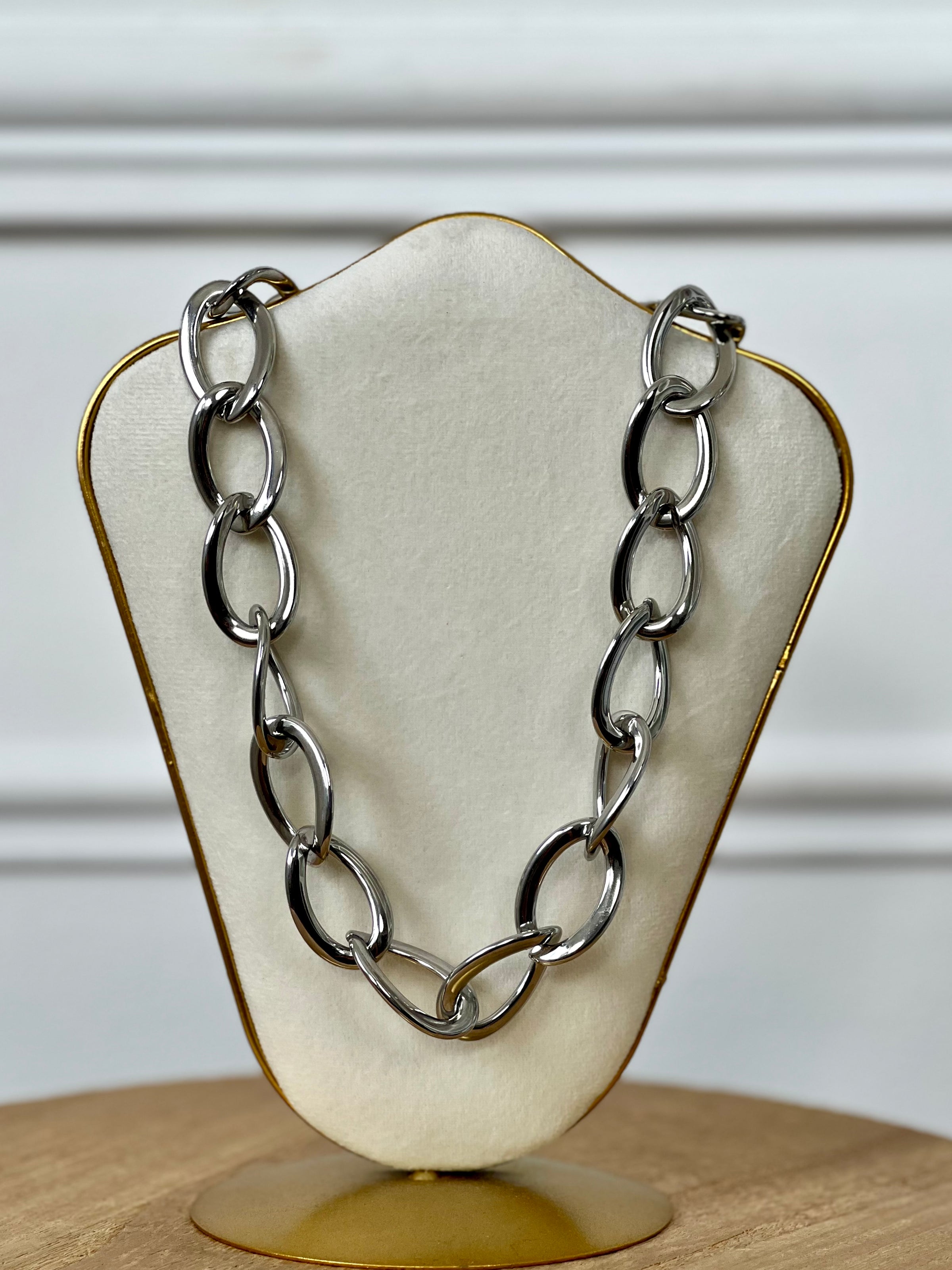 Collier argenté : Isio