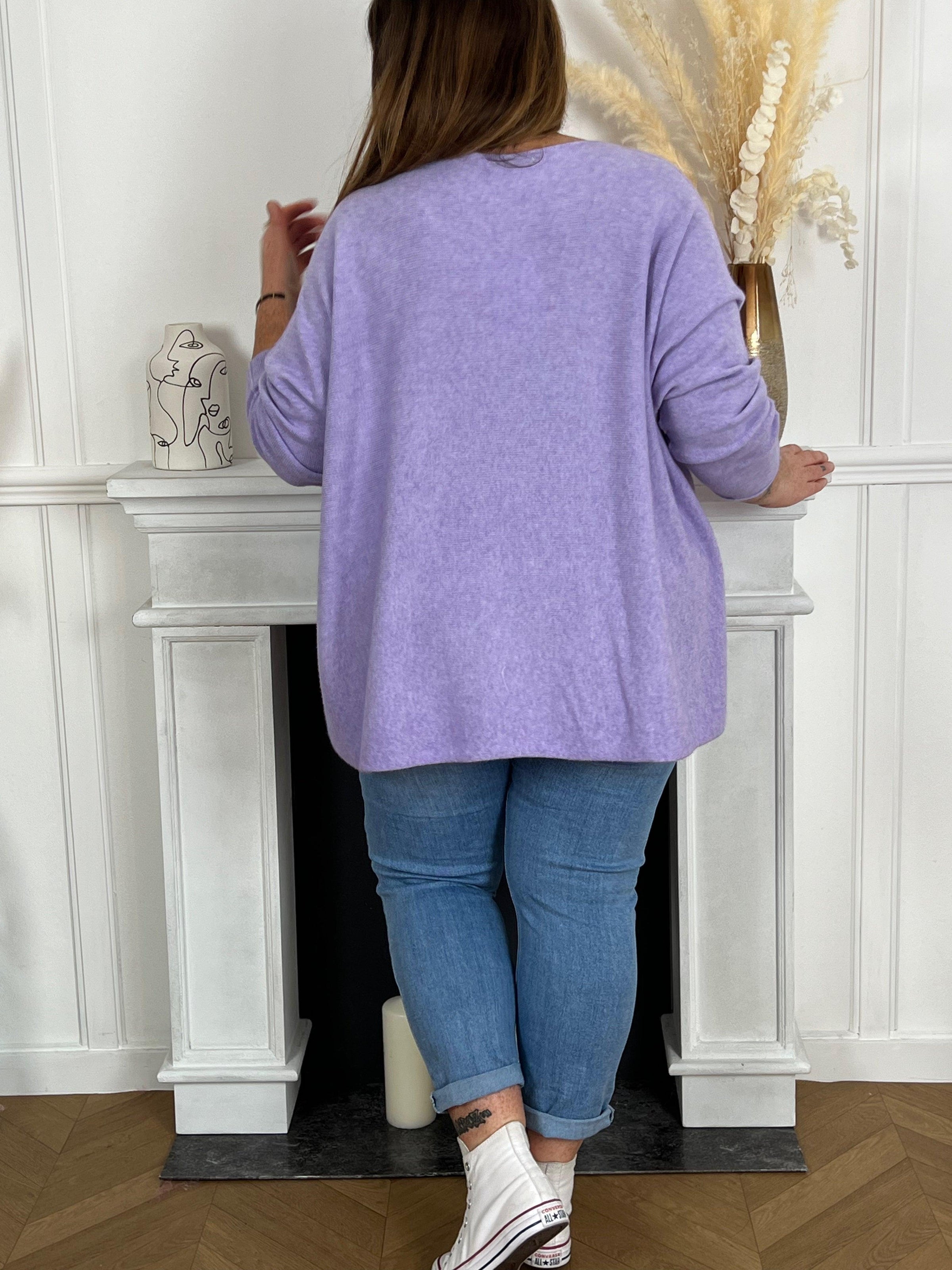 Le pull lilas grande taille est une pièce incontournable de la garde-robe féminine. Il est à la fois élégant, confortable et polyvalent. Il peut être porté pour toutes les occasions, du quotidien au travail en passant par les occasions spéciales.