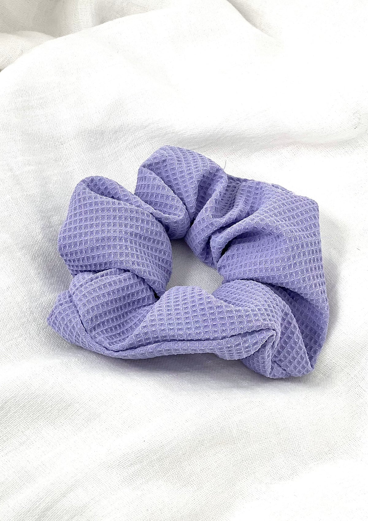 Purple scrunchie: Blom