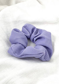 Purple scrunchie: Blom