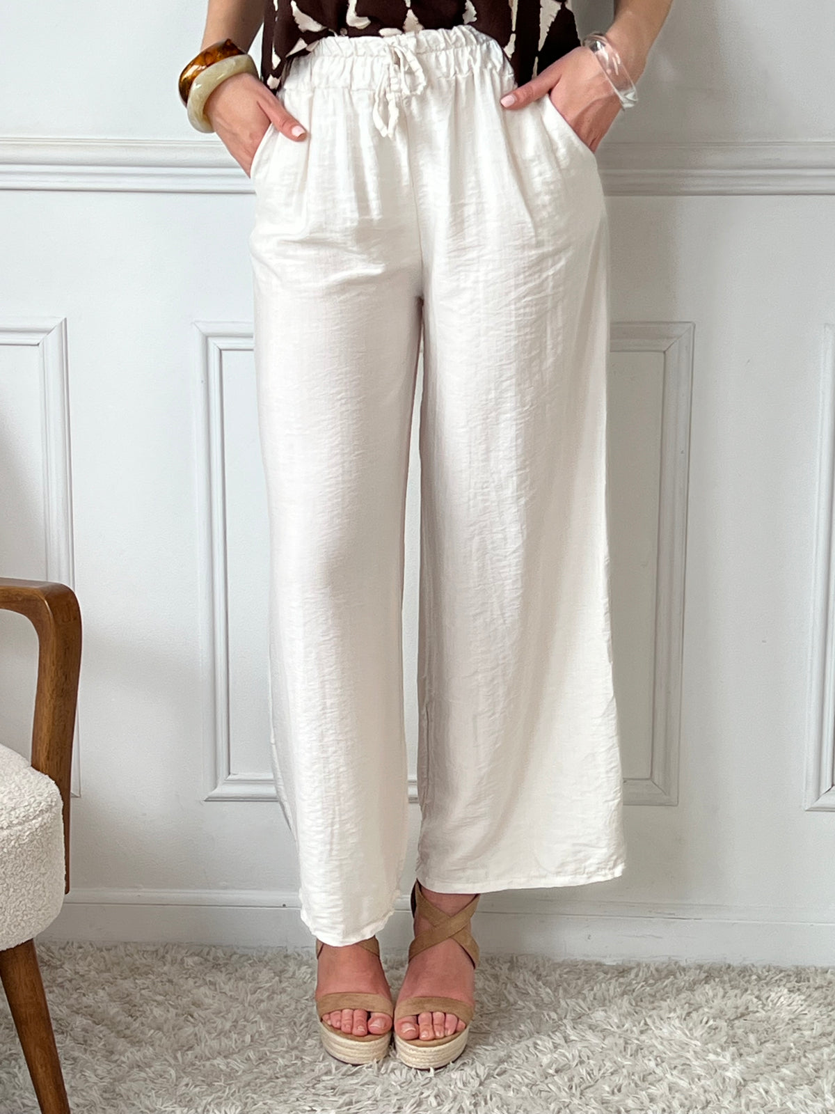 Pantalon beige femme grande taille – Ce pantalon à coupe droite est à la fois confortable et facile à porter. Sa taille élastique s’adapte à la silhouette, tandis que ses deux poches latérales ajoutent une touche pratique. En coloris beige, il se marie facilement à tous les styles.