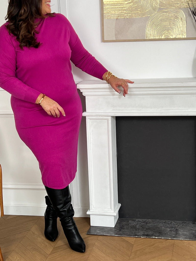 Douce et pleine de caractère.
Cette robe pull à col roulé, dans des tons rose magenta, réchauffe la saison tout en affirmant ton style.