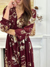 Robe longue bordeaux élégante aux détails dorés, idéale pour les occasions spéciales. Son col V et ses manches longues apportent une touche raffinée, tandis que l’élastique au dos assure un confort parfait. Entièrement doublée jusqu’à mi-longueur, elle allie style et aisance dans des nuances subtiles de bordeaux et doré.