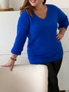 Découvrez le confort et le style avec le Pull bleu roi : Lelio ! Conçu pour les femmes de grande taille, ce pull en couleur bleu roi offre un look tendance et un confort inégalé grâce à sa coupe ample et son col V. Idéal pour les journées fraîches, ses manches longues vous garderont au chaud tout en vous assurant une allure élégante. Ajoutez une touche de couleur à votre garde-robe avec le Pull bleu roi : Lelio !