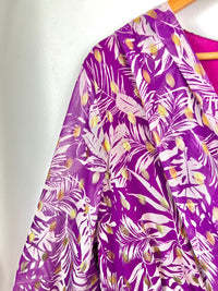La robe longue violette écrue en grande taille, agrémentée de détails dorés délicats, incarne l'élégance raffinée. Sa coupe flatteuse met en valeur la silhouette, tandis que les accents dorés ajoutent une touche de glamour subtile. Cette pièce devient l'option parfaite pour celles qui souhaitent allier confort et style dans une tenue captiva