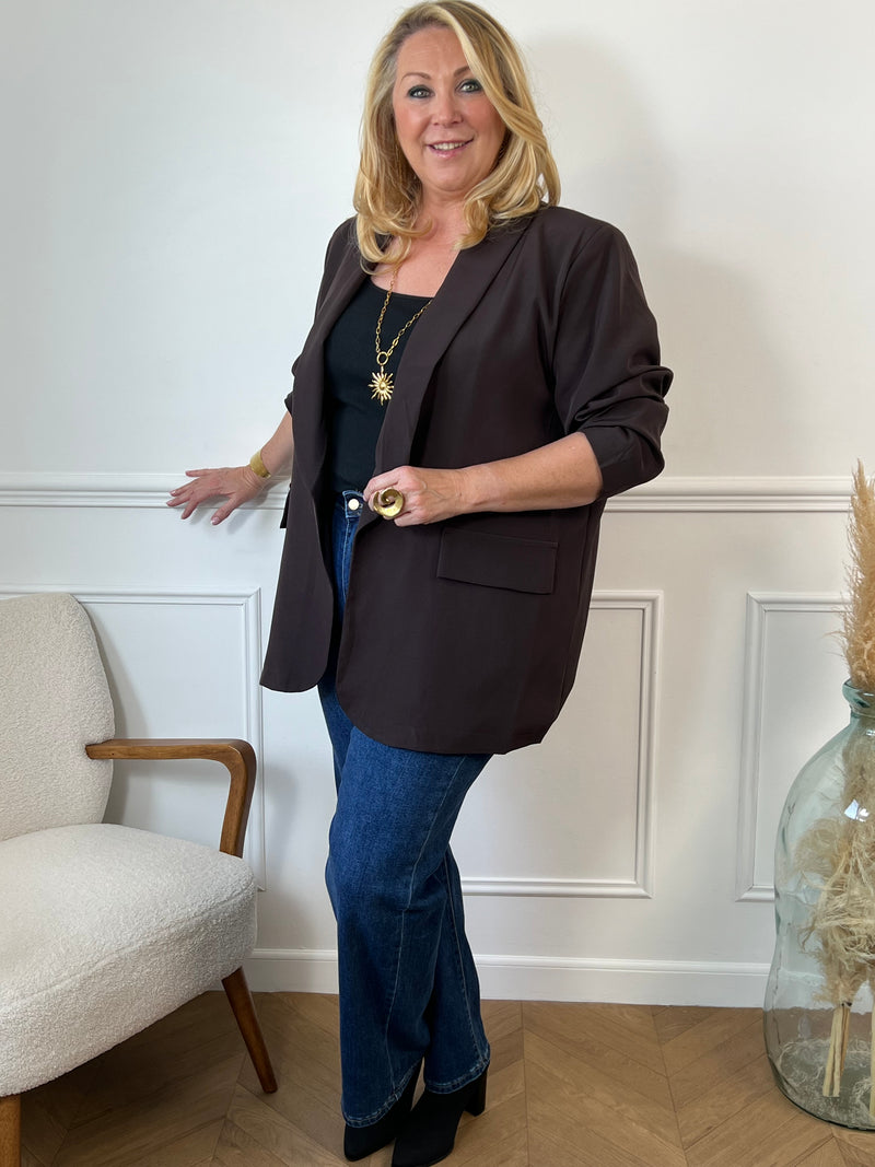 Valorisez votre silhouette avec le blazer en marron glacé, spécialement conçu pour les grandes tailles. Ses manches longues assurent une coupe flatteuse, tandis que les épaules apportent structure et élégance.