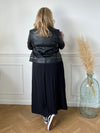 Cette jupe longue noire grande taille de la marque Curve est votre nouvelle pièce préférée ! Avec son élasticité à la taille et ses boutons beige sur la longueur, elle est très confortable et élégante.&nbsp;