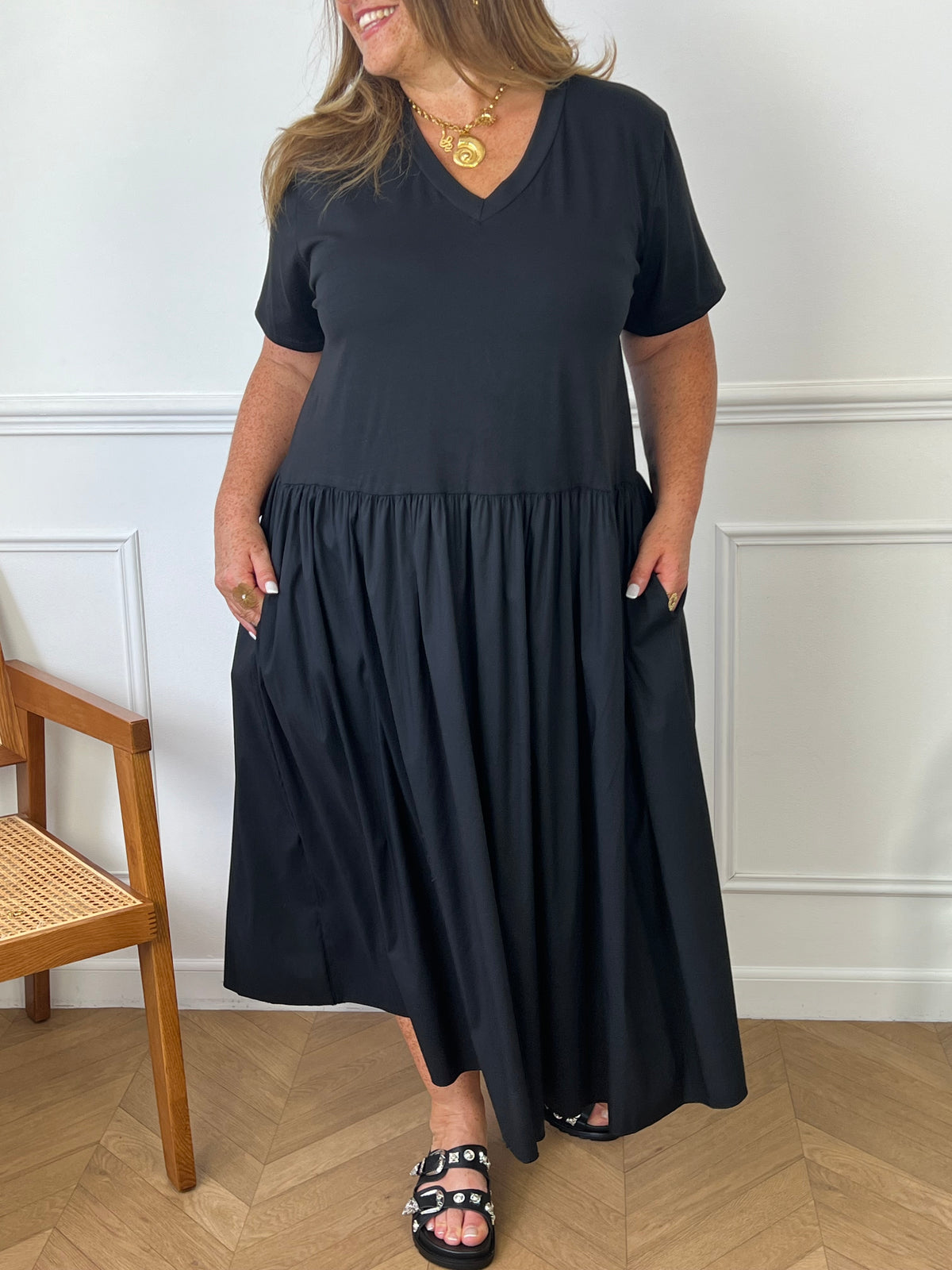 Cette robe longue noire Curve : Erena allie style et confort grâce à ses 2 matières. Parfaite pour toutes les occasions, elle vous mettra en valeur tout en vous offrant un confort optimal.