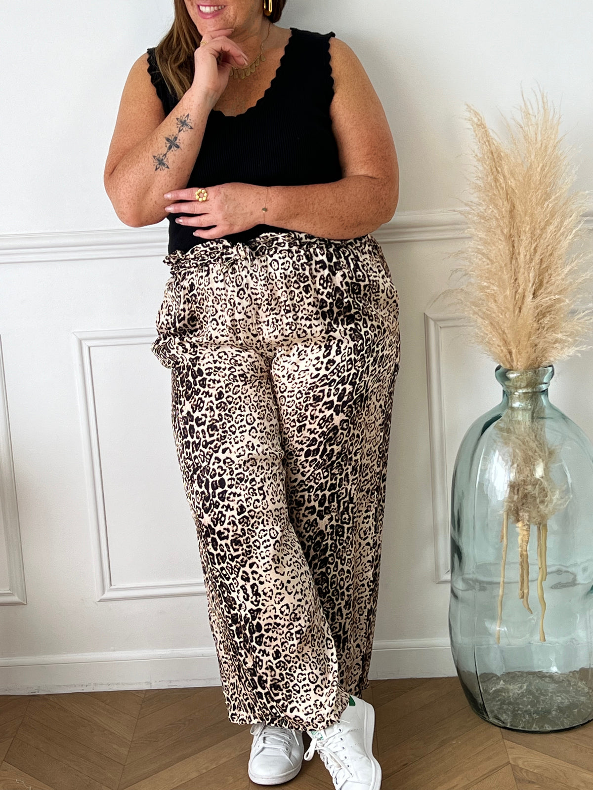 Découvrez notre nouveau pantalon Curve Dorene avec son motif léopard tendance en noir et beige. La taille élastique et le lien de serrage factice offrent un confort optimal tout en ajoutant une touche de style à votre garde-robe. Laissez-vous séduire par ce pantalon qui allie confort et élégance !