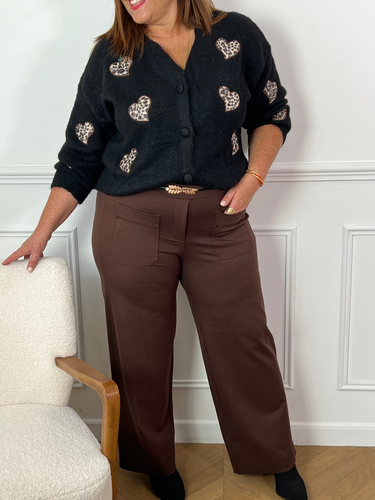 Ce pantalon marron grande taille pour femme est conçu pour allier confort et style. Sa coupe droite élégante en fait un choix polyvalent pour toutes les occasions. Doté d’un élastique à l'arrière de la taille, il assure un ajustement parfait et un grand confort tout au long de la journée. La ceinture amovible permet de varier les styles, tandis que les deux poches à l’avant ajoutent une touche pratique. Dans sa teinte marron chaleureuse, ce pantalon est idéal pour créer des tenues à la fois décontractées et