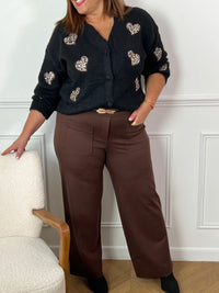 Ce pantalon marron grande taille pour femme est conçu pour allier confort et style. Sa coupe droite élégante en fait un choix polyvalent pour toutes les occasions. Doté d’un élastique à l'arrière de la taille, il assure un ajustement parfait et un grand confort tout au long de la journée. La ceinture amovible permet de varier les styles, tandis que les deux poches à l’avant ajoutent une touche pratique. Dans sa teinte marron chaleureuse, ce pantalon est idéal pour créer des tenues à la fois décontractées et