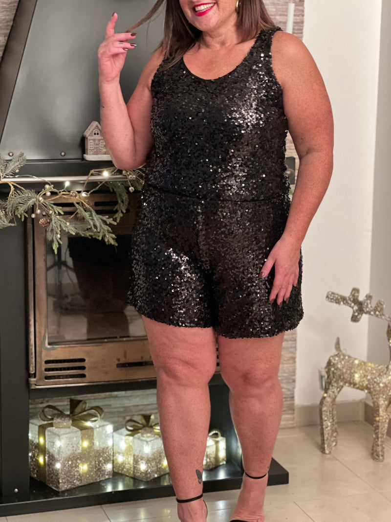 Découvrez le short Charlize, votre allié pour des looks festifs irrésistibles. Confectionné en noir avec des sequins scintillants, il apporte une touche glamour à chaque tenue. La taille élastique s'adapte parfaitement à votre silhouette pour un confort optimal.