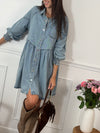 Robe en jean bleu clair Anita, courte et confortable. Manches longues avec élastique aux poignets, col chemise, boutons en forme de cœur et deux poches latérales. Coupe ample pour plus de liberté.