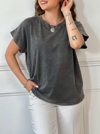 Tee-shirt gris au style affirmé, sublimé par un motif ailes d’ange en strass dans le dos. Un mélange parfait de douceur et d’éclat, pour un look casual qui ne passe pas inaperçu.