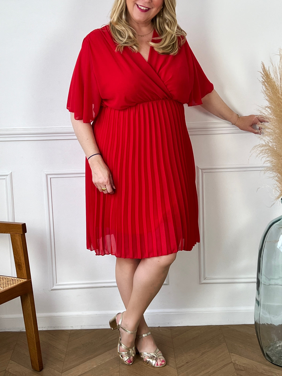 La robe courte plissée couleur rouge incarne une élégance moderne. La couleur rouge offre une nuance sexy et chic, tandis que la texture plissée ajoute une touche de mouvement et de style. Cette pièce est idéale pour les occasions décontractées ou plus habillées.