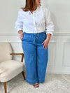 Révélez votre élégance avec le pantalon bleu Eline grande taille ! Sa coupe droite et taille haute flatte votre silhouette. Pratique avec ses poches avant et arrière, il s'ajuste parfaitement avec son élastique et ses liens de serrage.