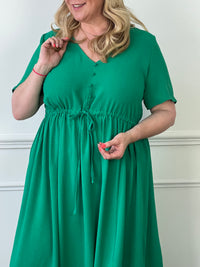 Cette robe longue verte est dotée d'un col en V flatteur, de boutons élégants à l'avant et d'une fente subtile qui ajoute une touche de sensualité. Parfaite pour un look sophistiqué et féminin, elle convient aussi bien pour toutes occasions.