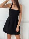 Courte et sans manches, elle met en valeur votre silhouette avec un col carré et un dos nu osé. La fermeture éclair au dos ajoute une touche de modernité. Osez en noir pour un look audacieux !