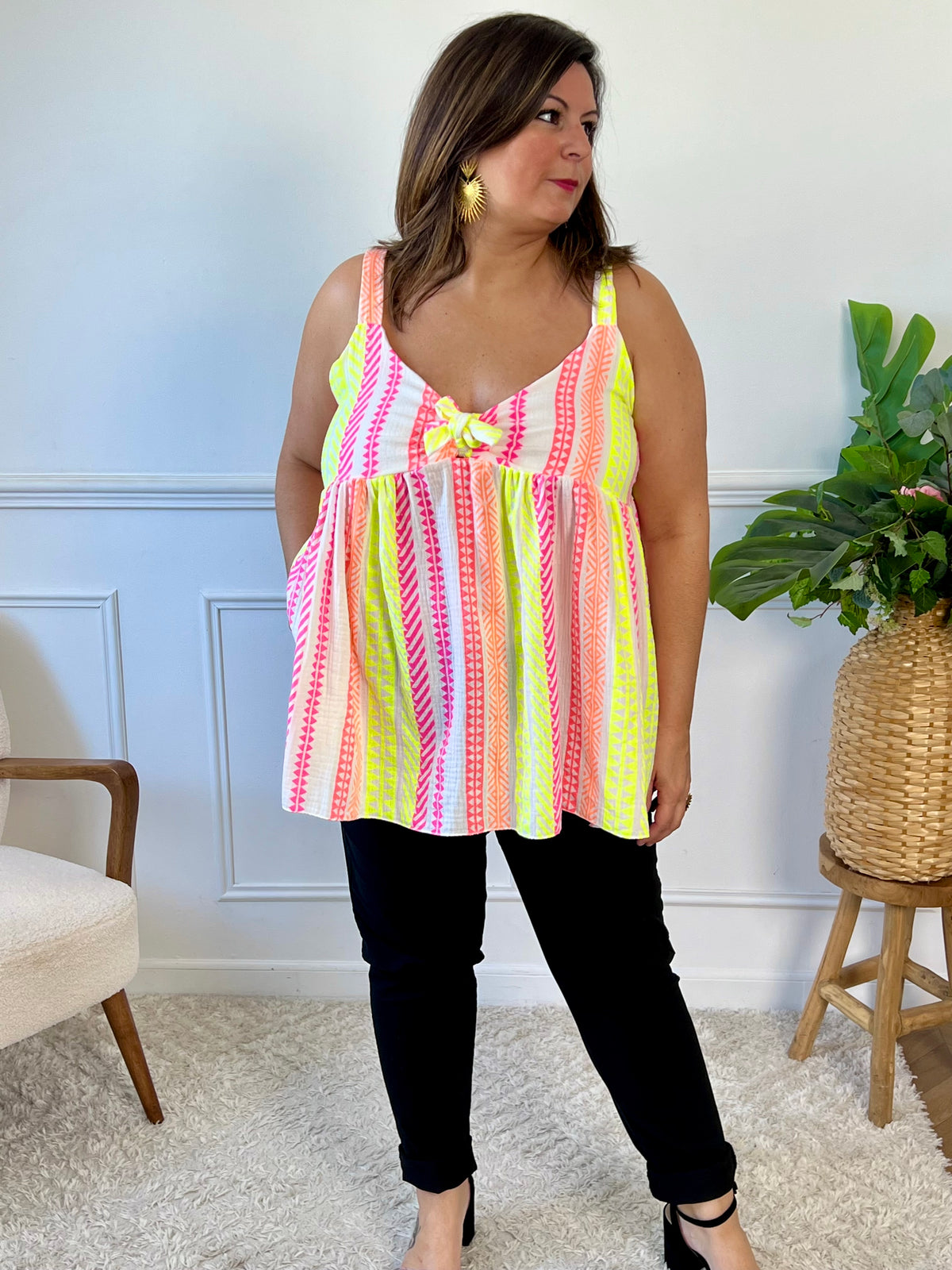 Ce top grande taille en gaze de coton offre un confort optimal avec son élastique au dos. Son col V à nouer et ses motifs verticaux fluos apportent style et fraîcheur, idéal pour une silhouette féminine et décontractée.