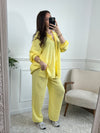 Adoptez le pantalon jaune Jolina en gaze de coton. Sa coupe large et sa taille élastique offrent un confort optimal.